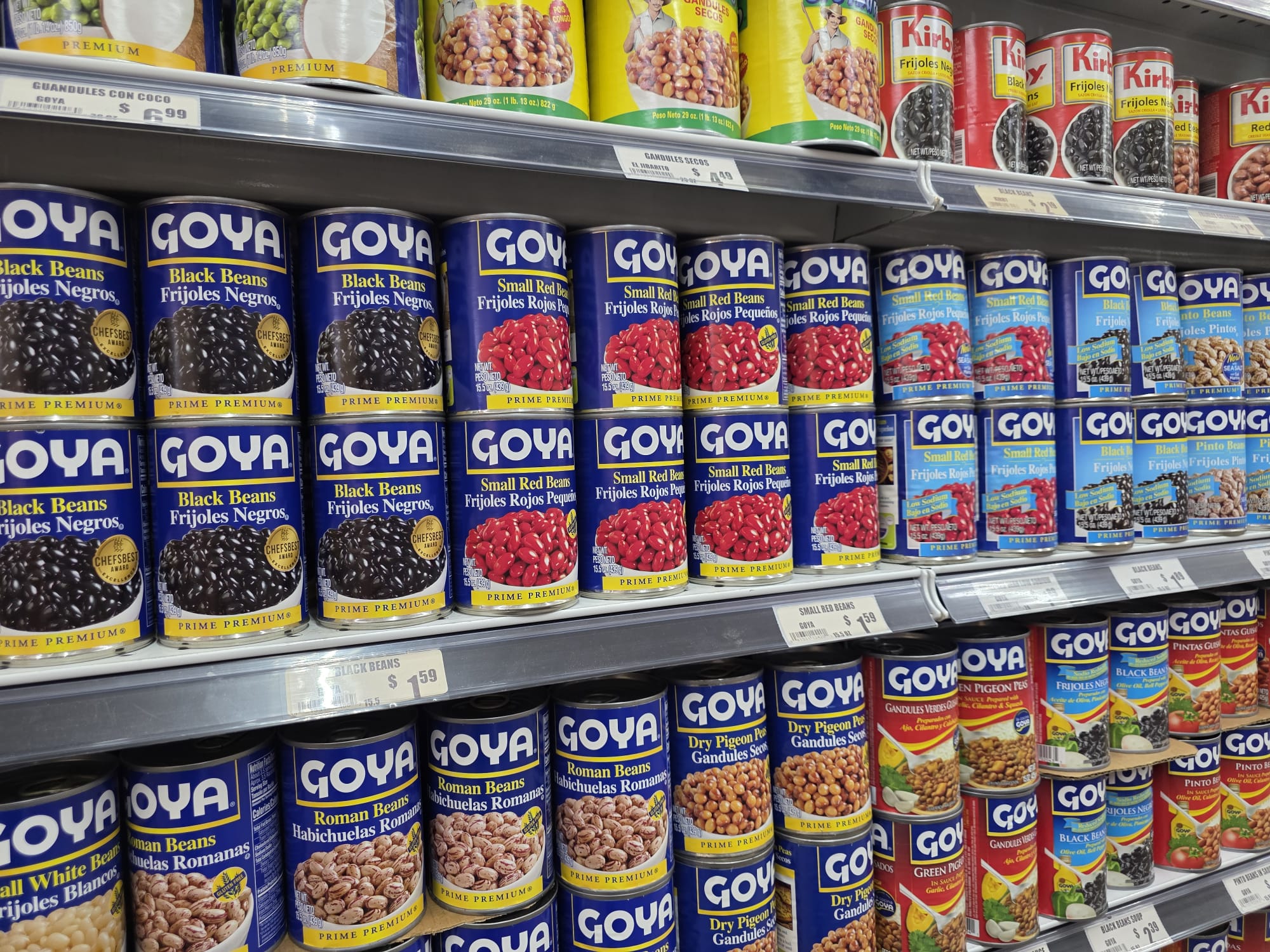 Grocery aisles at Plaza Tropical